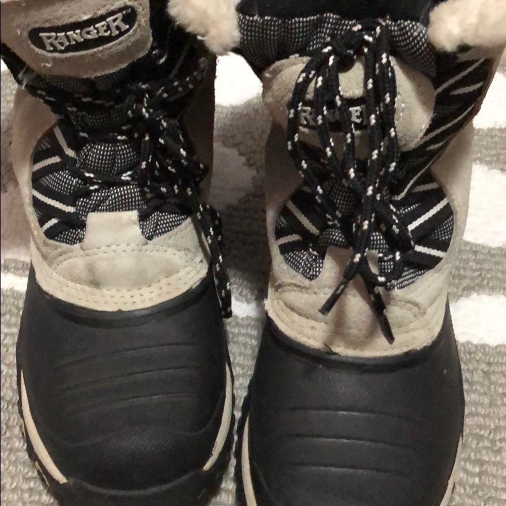 Snow boots